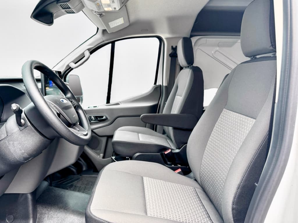 2024 Ford E-Transit view 19