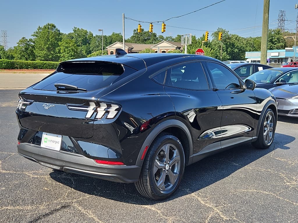 2021 Ford Mustang Mach-E view 4