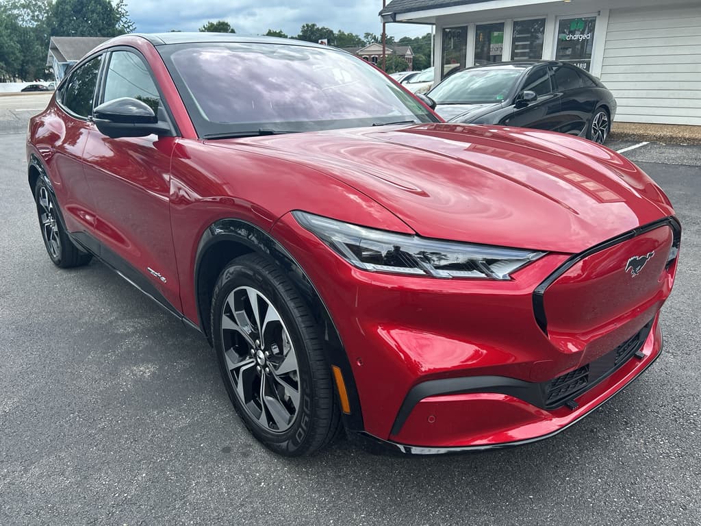2021 Ford Mustang Mach-E view 4