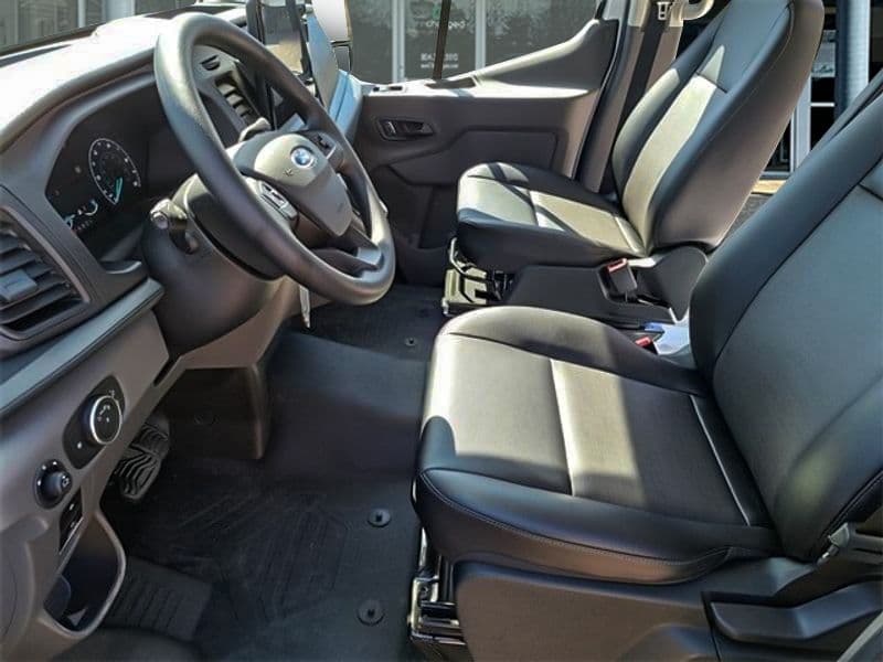 2023 Ford E-Transit view 5