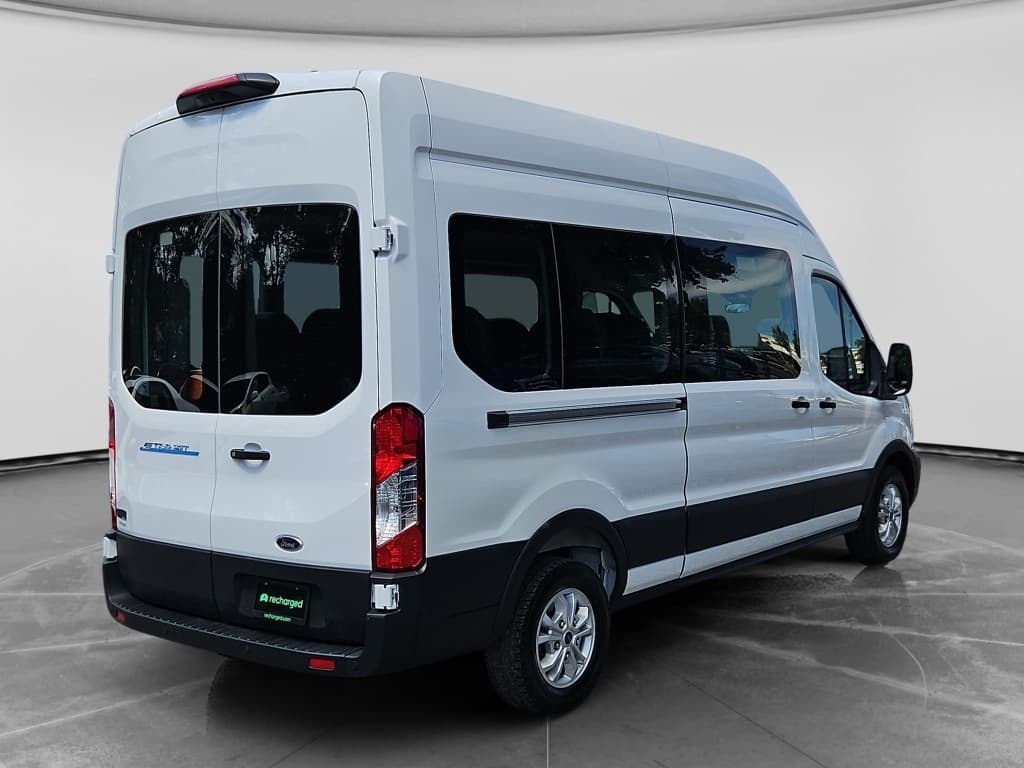 2023 Ford E-Transit view 3