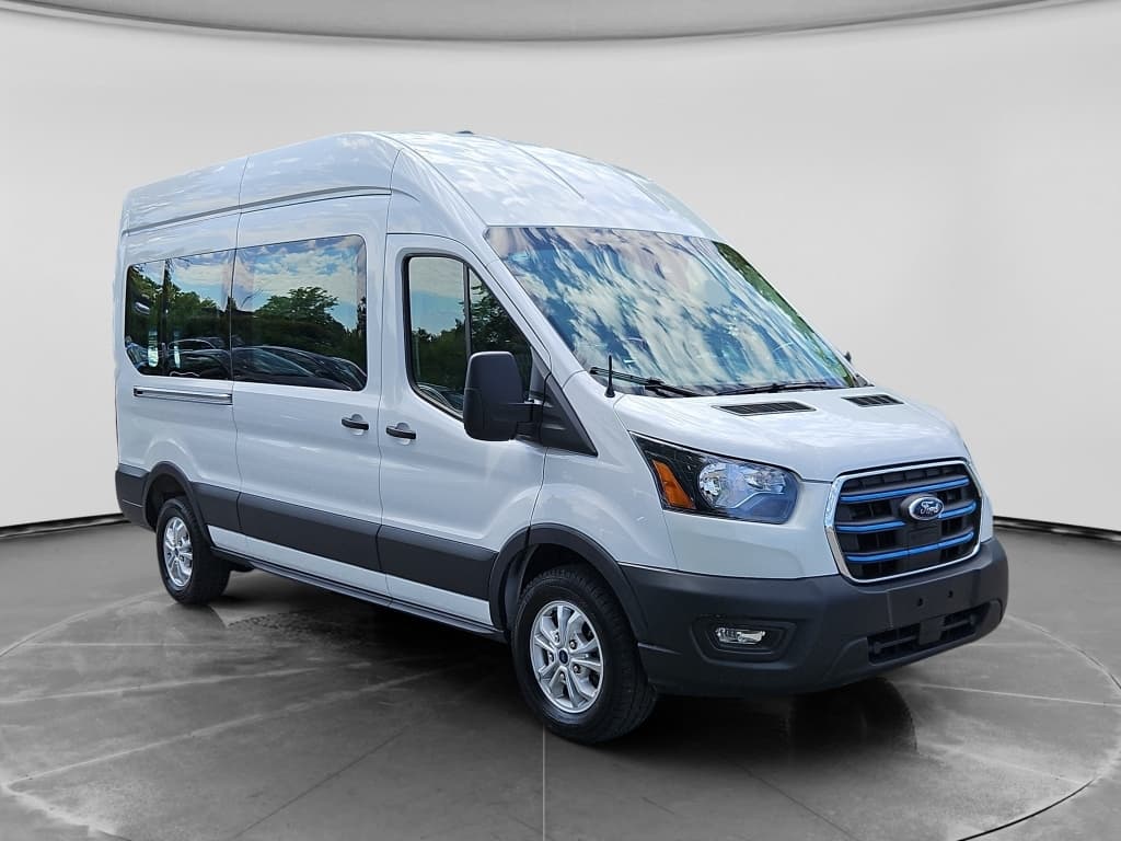 2023 Ford E-Transit view 4