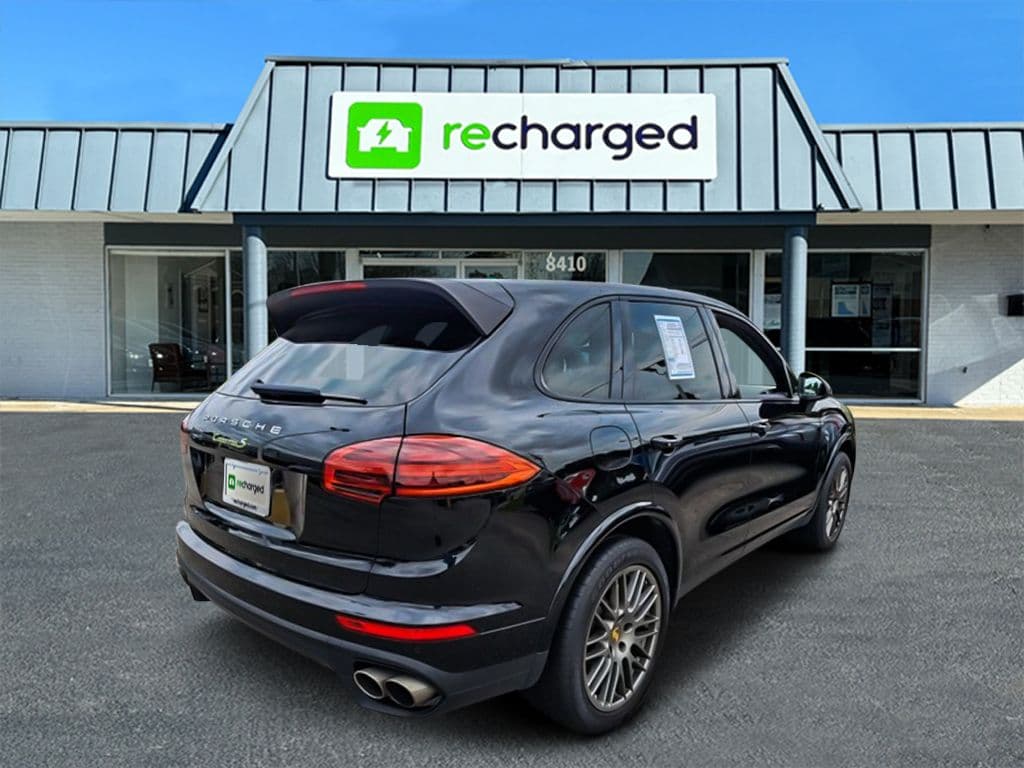2017 Porsche Cayenne view 3