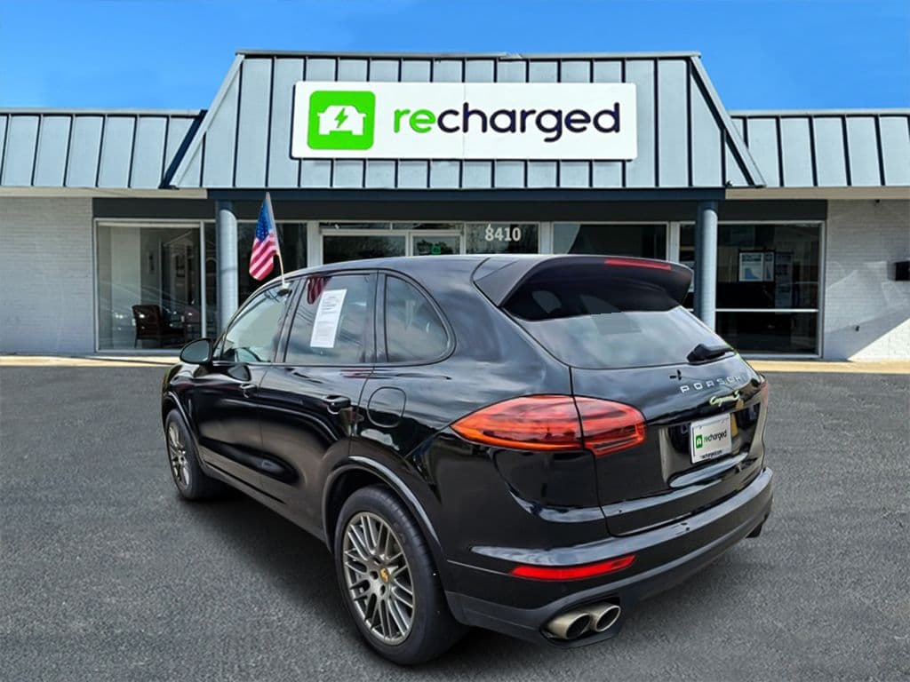 2017 Porsche Cayenne view 4