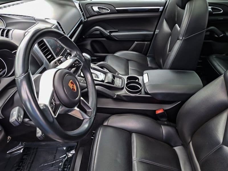 2017 Porsche Cayenne view 5