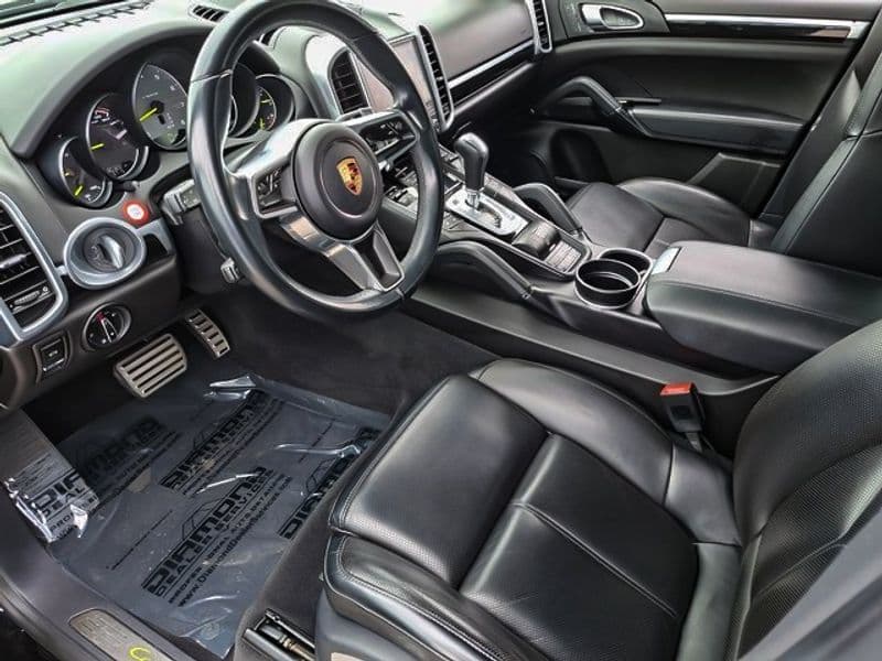 2017 Porsche Cayenne view 6