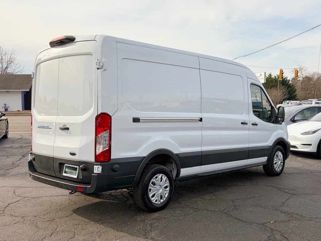 2024 Ford E-Transit view 3