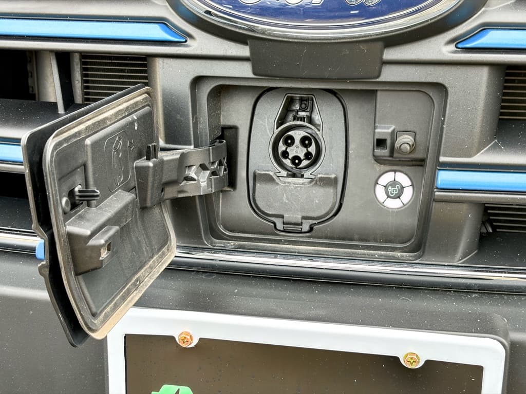 2024 Ford E-Transit view 5