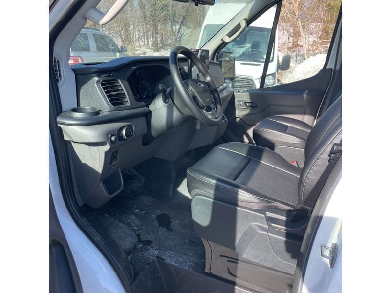 2023 Ford E-Transit view 5