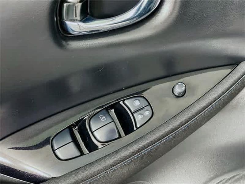 2021 Nissan LEAF view 20