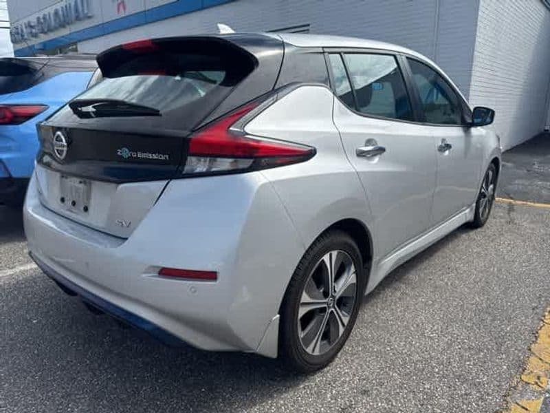 2021 Nissan LEAF view 3