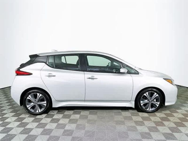 2021 Nissan LEAF view 10