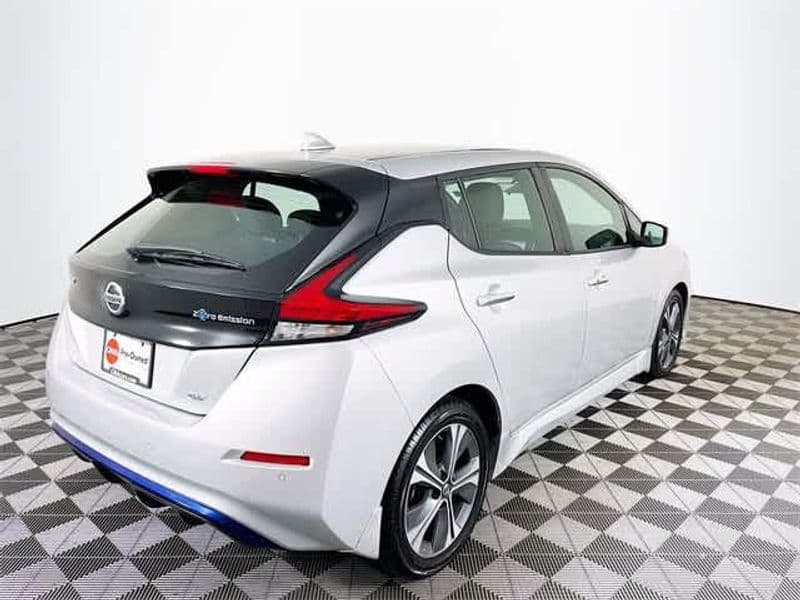 2021 Nissan LEAF view 9
