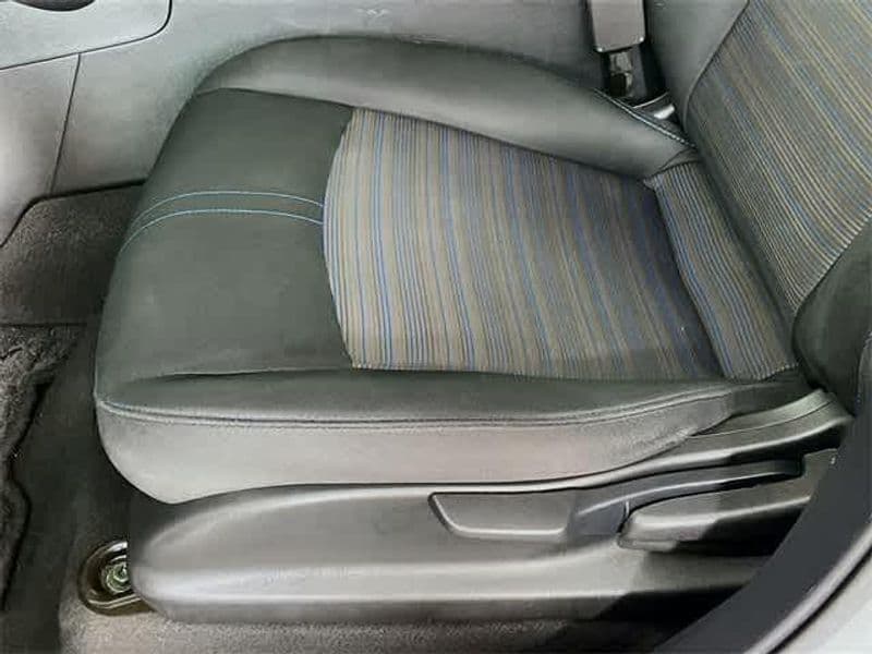 2021 Nissan LEAF view 21