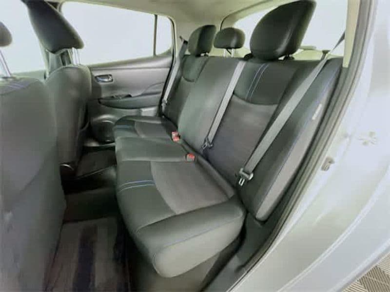 2021 Nissan LEAF view 28