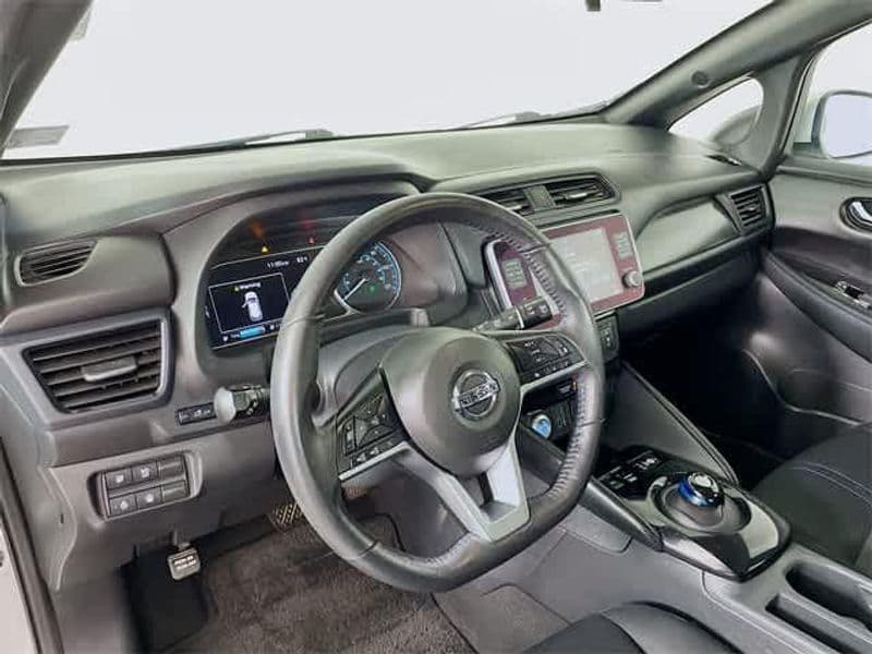 2021 Nissan LEAF view 12