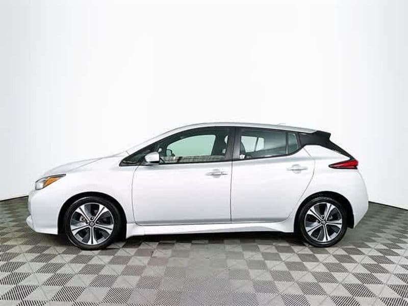 2021 Nissan LEAF view 4