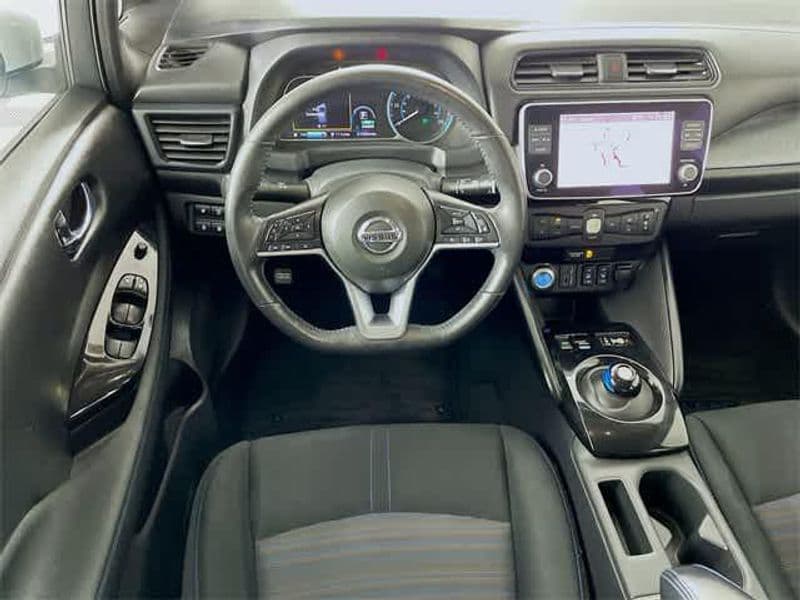 2021 Nissan LEAF view 25