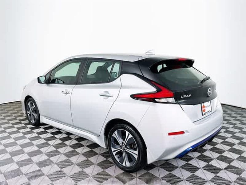 2021 Nissan LEAF view 6