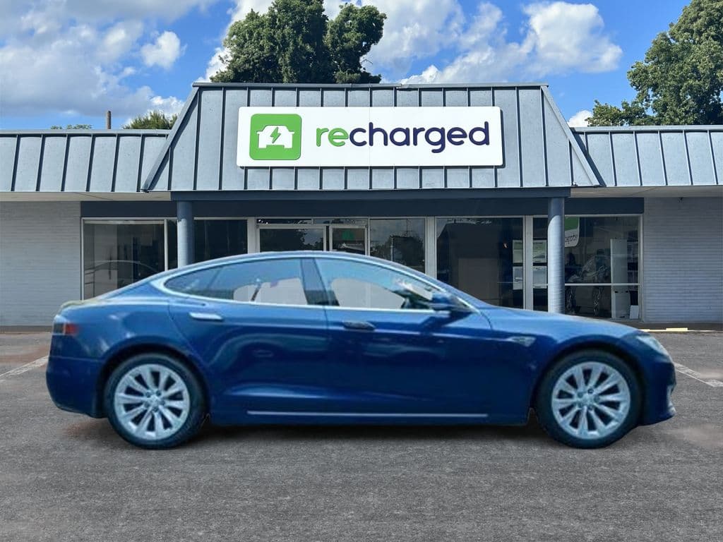 2016 Tesla Model S view 3