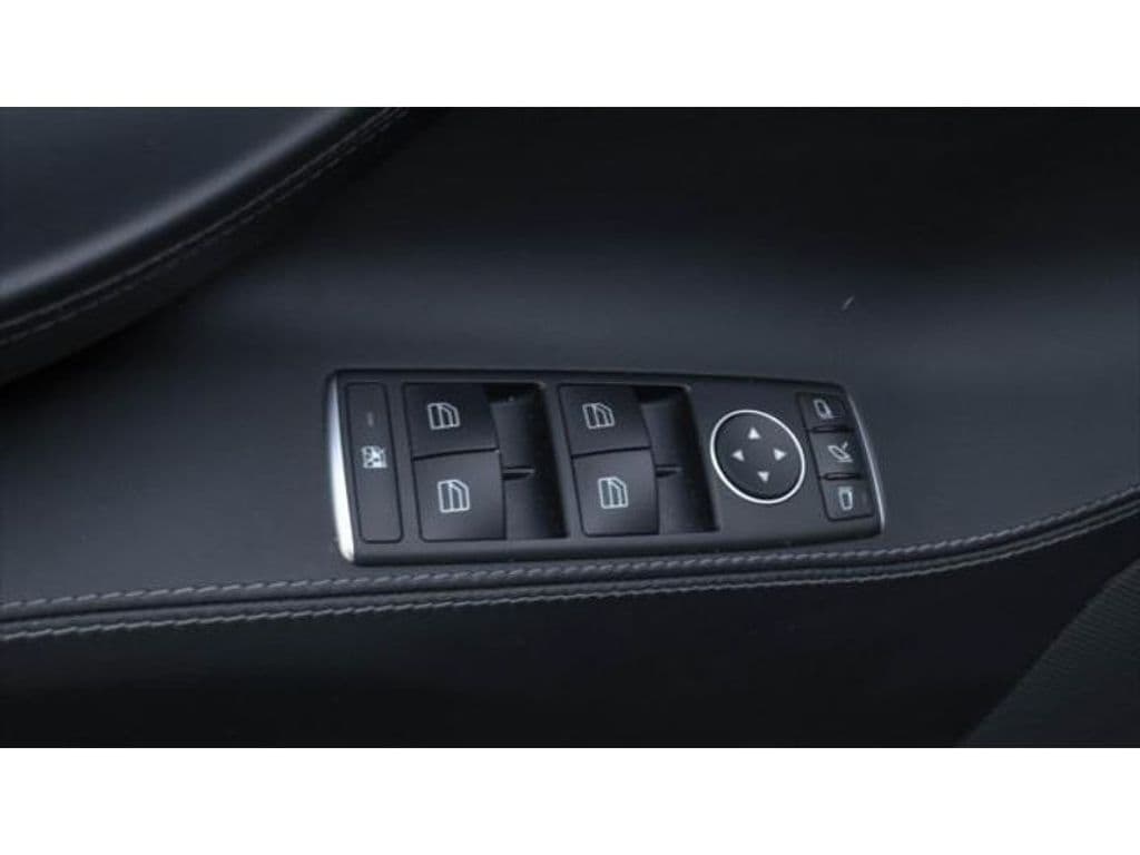 2016 Tesla Model S view 15