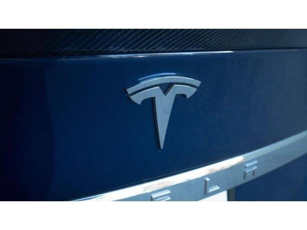 2016 Tesla Model S view 9