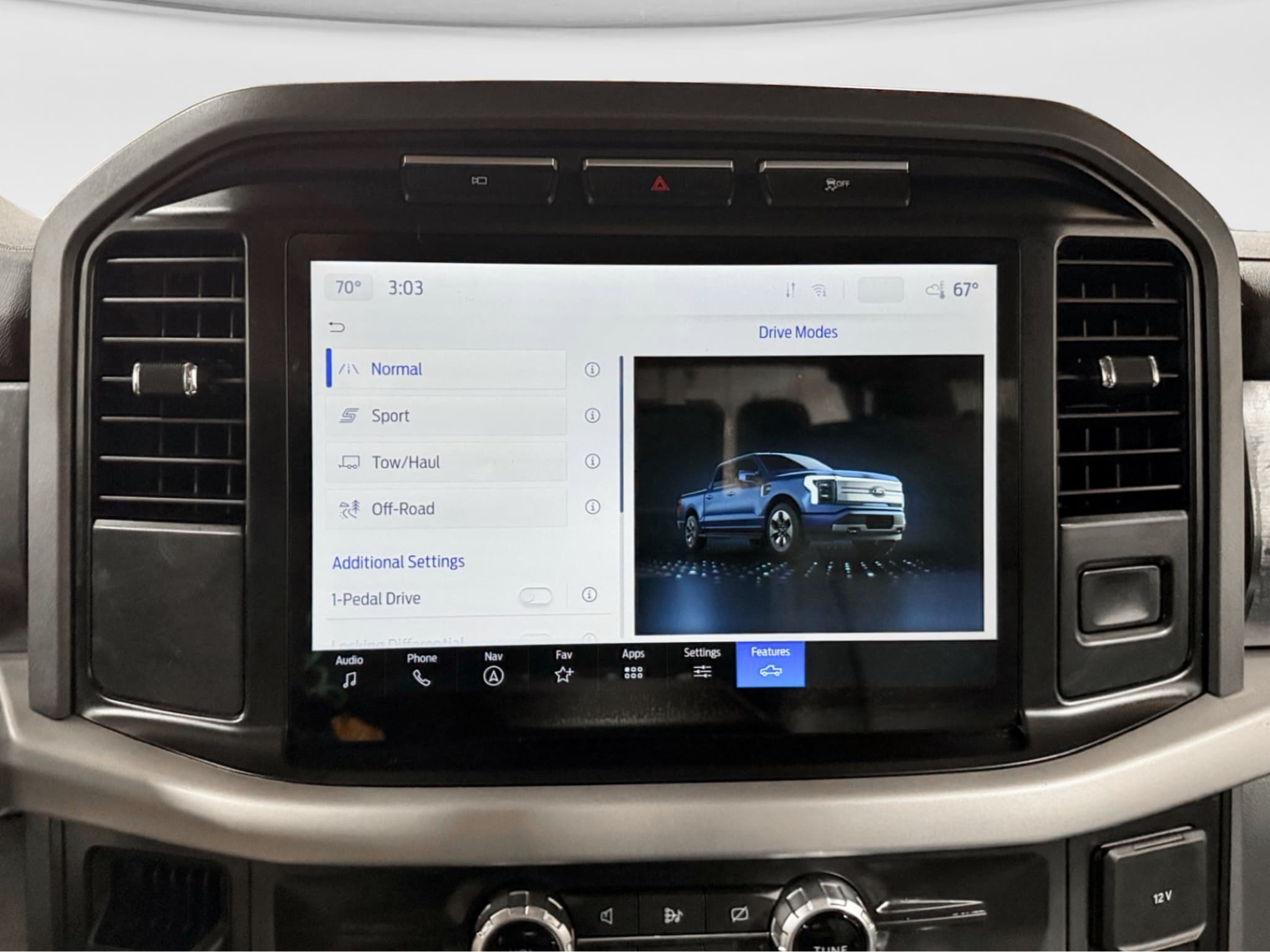 2022 Ford F-150 Lightning view 13