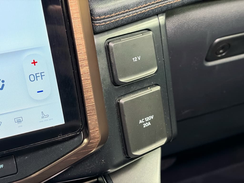 2023 Ford F-150 Lightning view 19