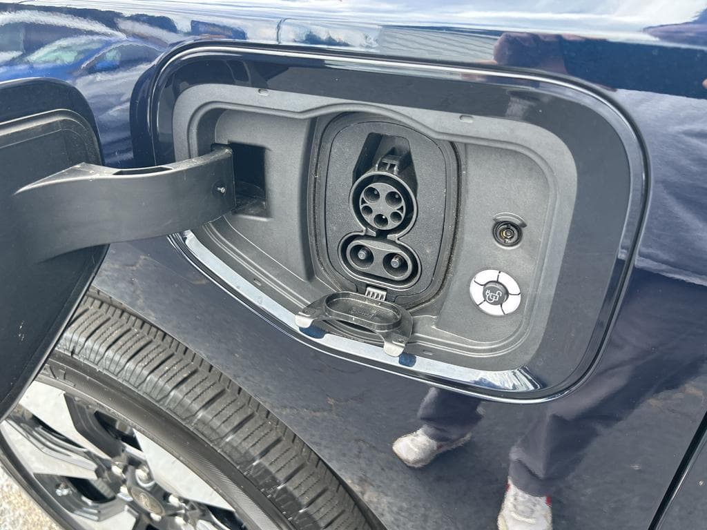 2022 Ford F-150 Lightning view 5