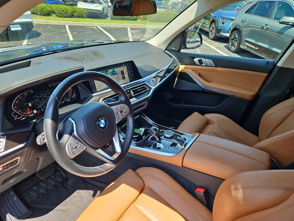 2021 BMW X7 view 6