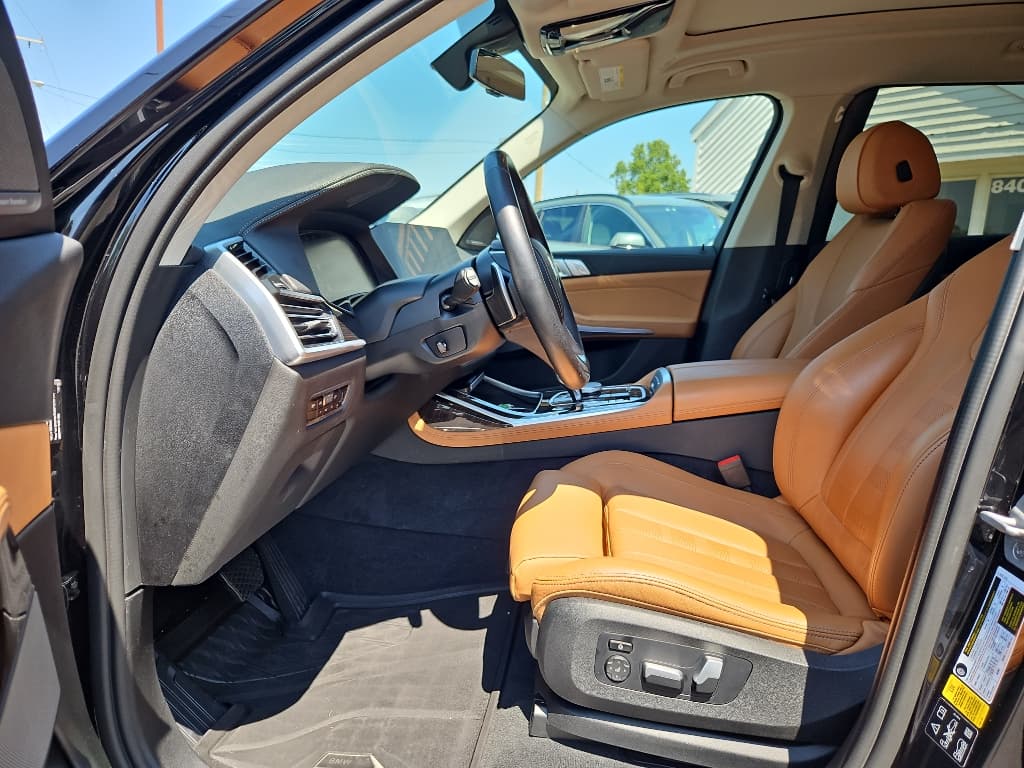2021 BMW X7 view 5