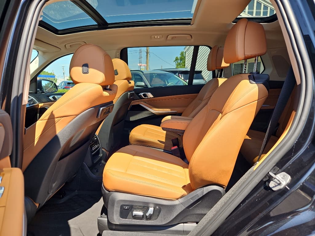2021 BMW X7 view 7