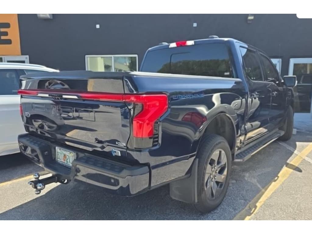 2023 Ford F-150 Lightning view 3