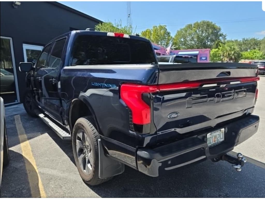 2023 Ford F-150 Lightning view 4