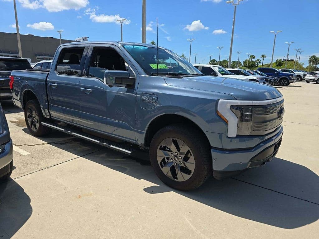 2023 Ford F-150 Lightning view 4