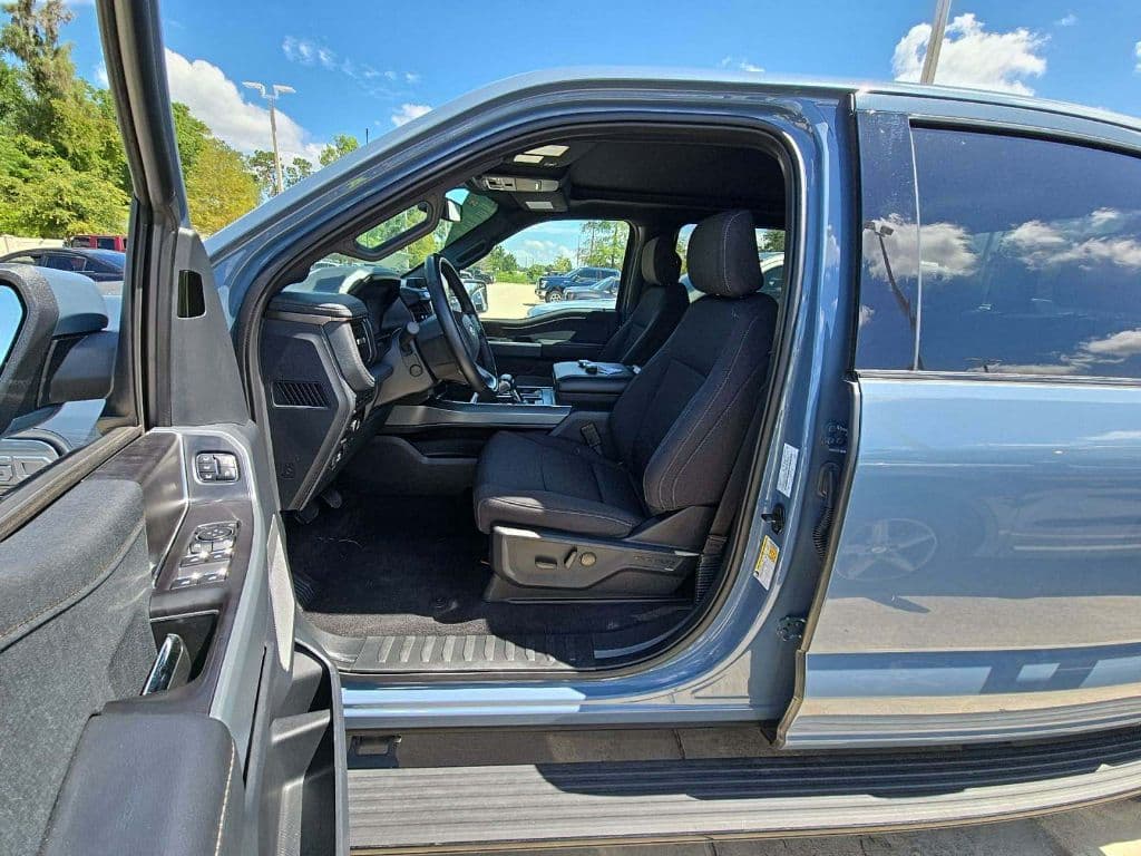 2023 Ford F-150 Lightning view 5