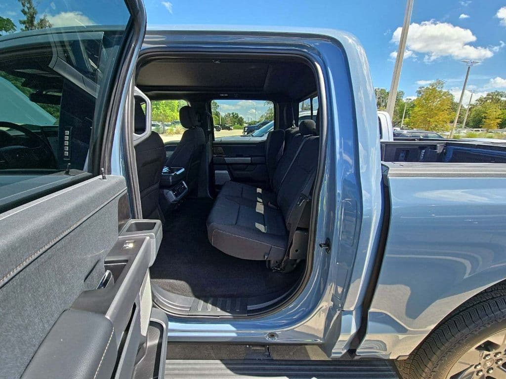 2023 Ford F-150 Lightning view 7