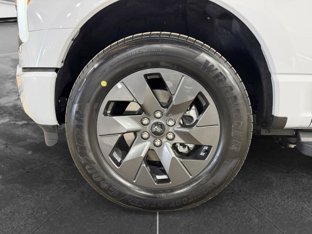 2025 Ford F-150 Lightning view 32