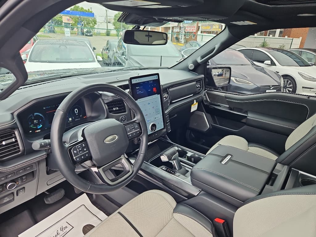 2023 Ford F-150 Lightning view 17