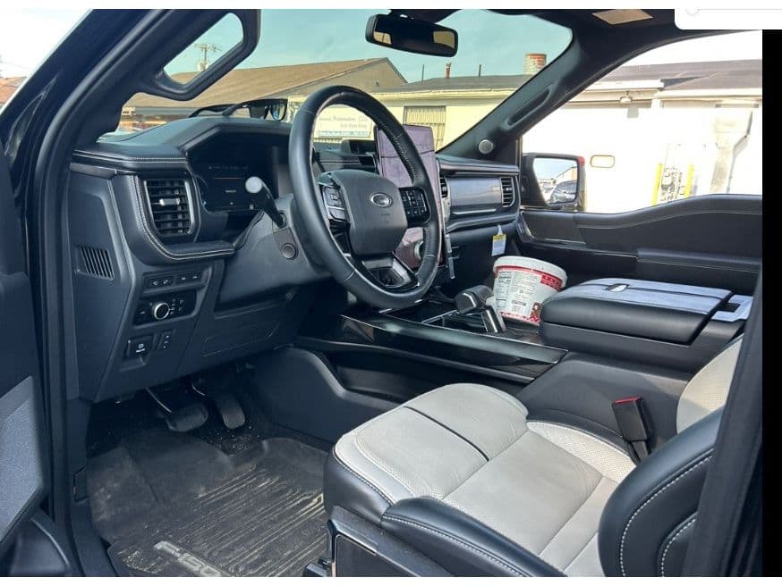 2023 Ford F-150 Lightning view 8