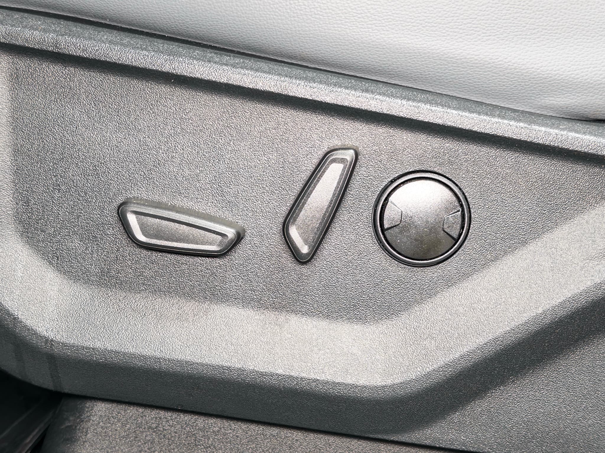 2025 Ford F-150 Lightning view 7