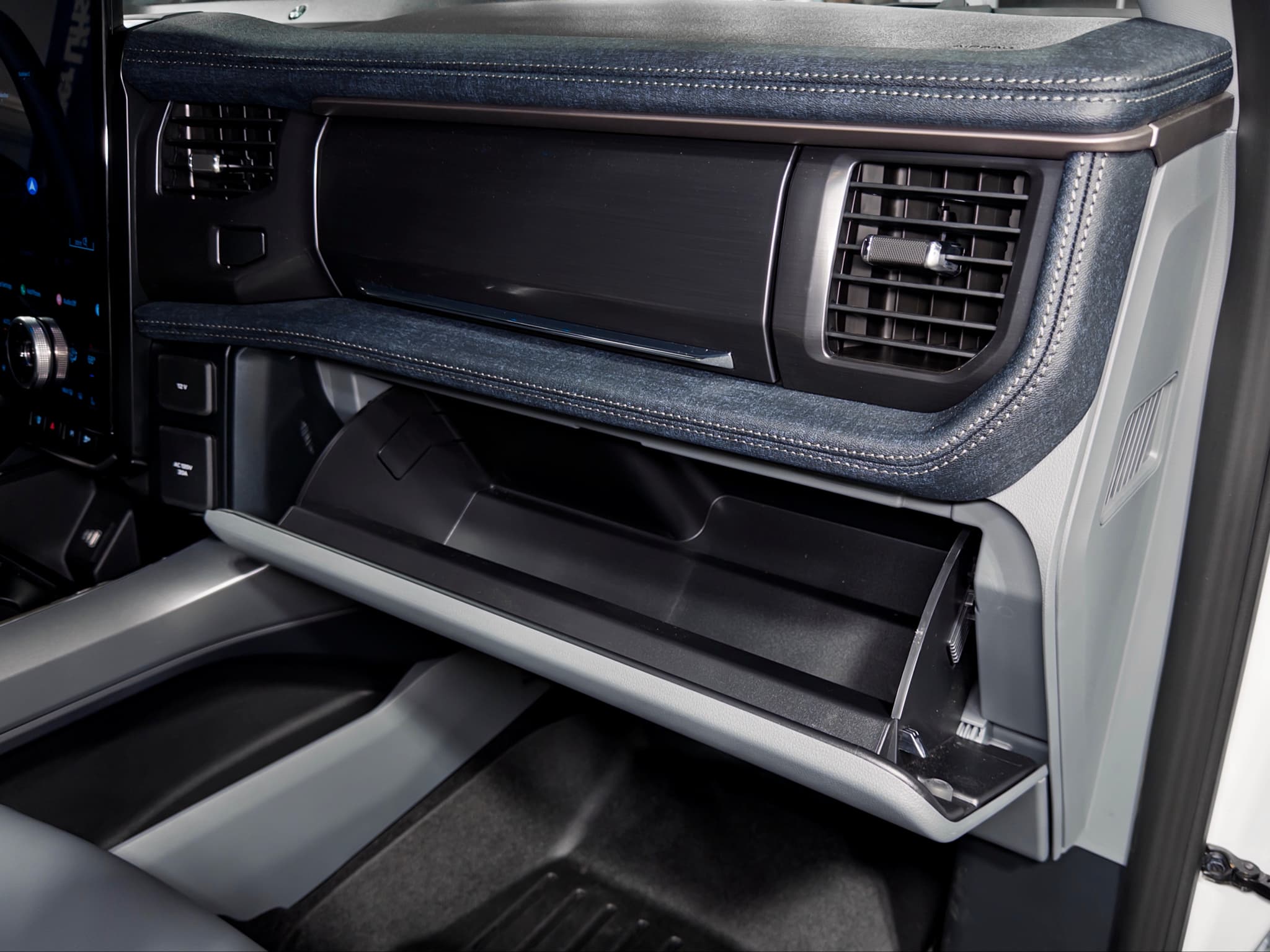 2025 Ford F-150 Lightning view 20