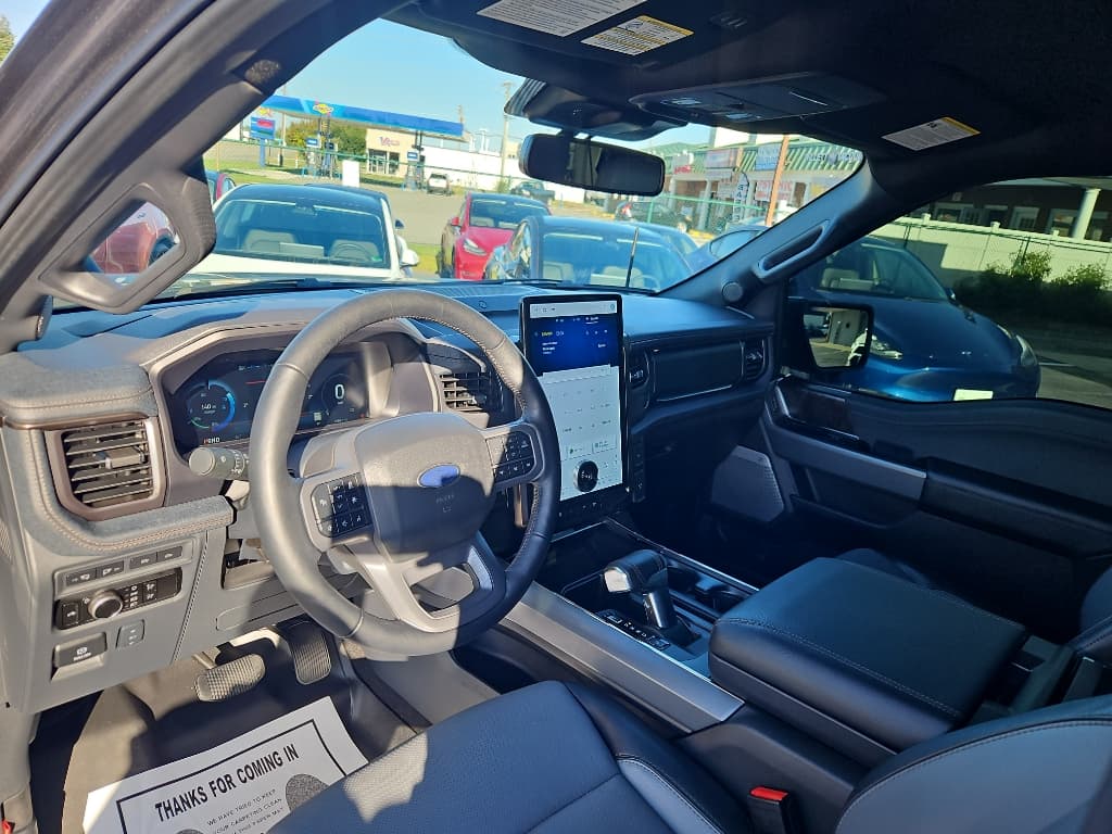 2023 Ford F-150 Lightning view 17
