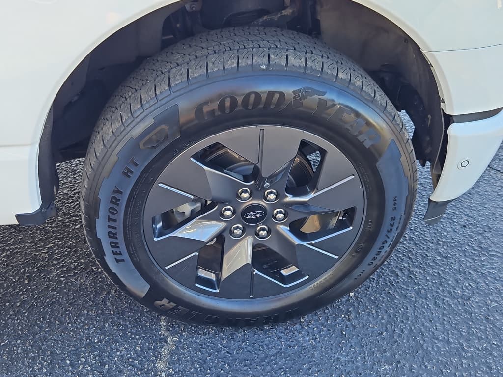 2023 Ford F-150 Lightning view 18
