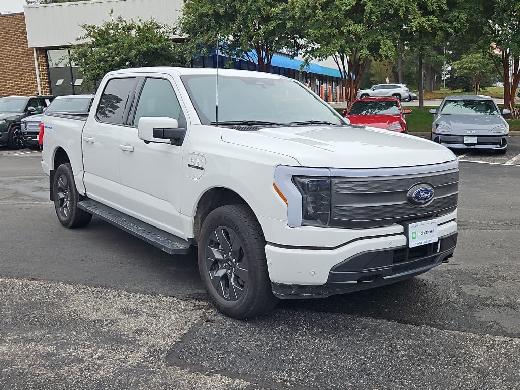 2023 Ford F-150 Lightning view 4
