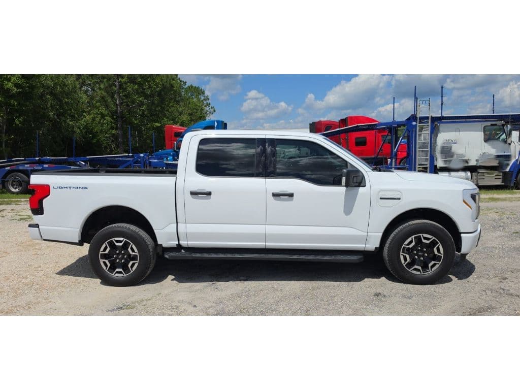 2023 Ford F-150 Lightning view 3