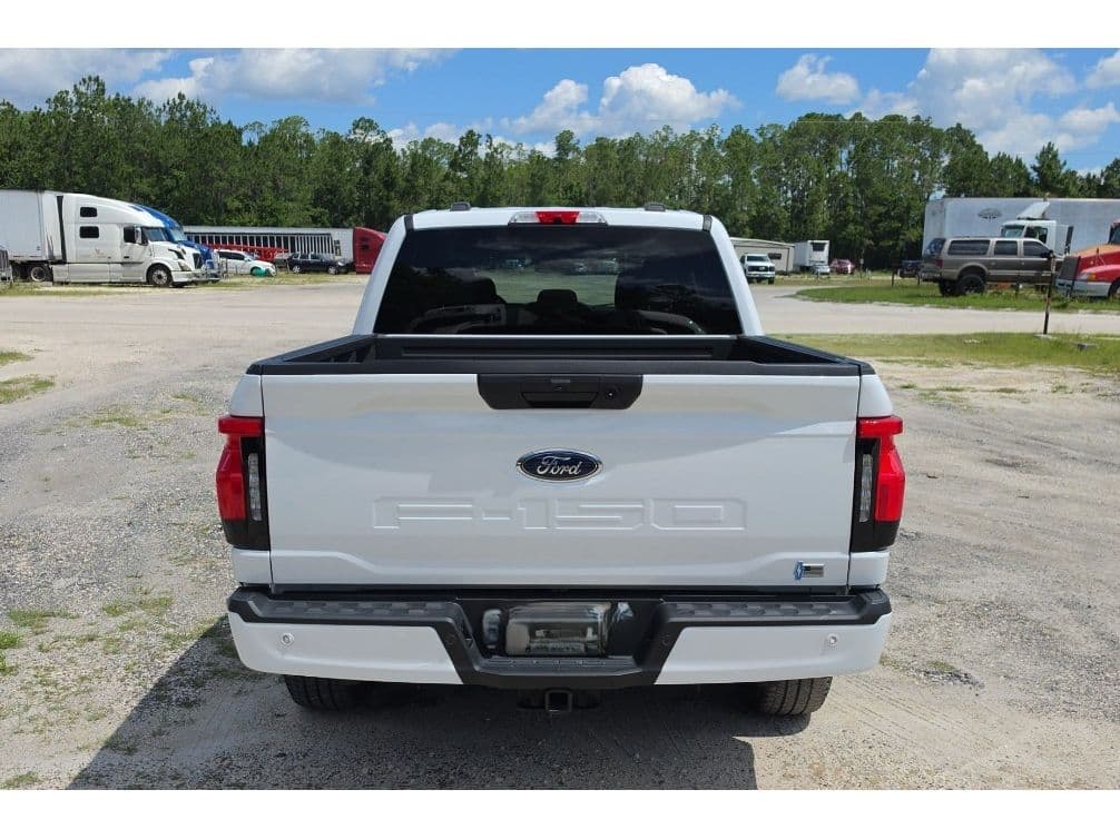 2023 Ford F-150 Lightning view 4
