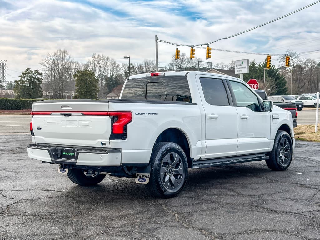 2023 Ford F-150 Lightning view 3
