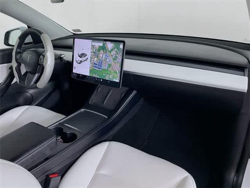 2021 Tesla Model Y view 32