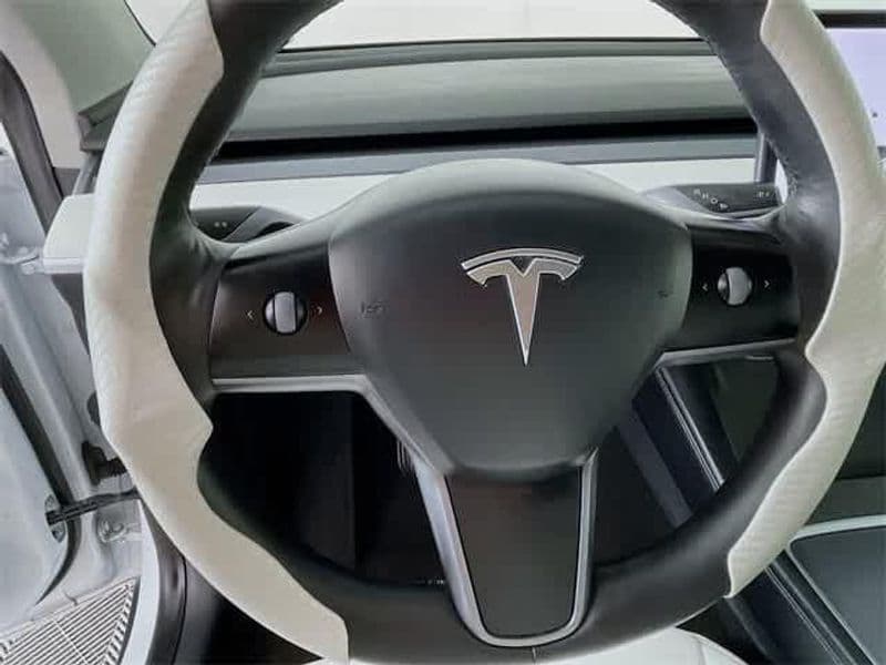2021 Tesla Model Y view 14